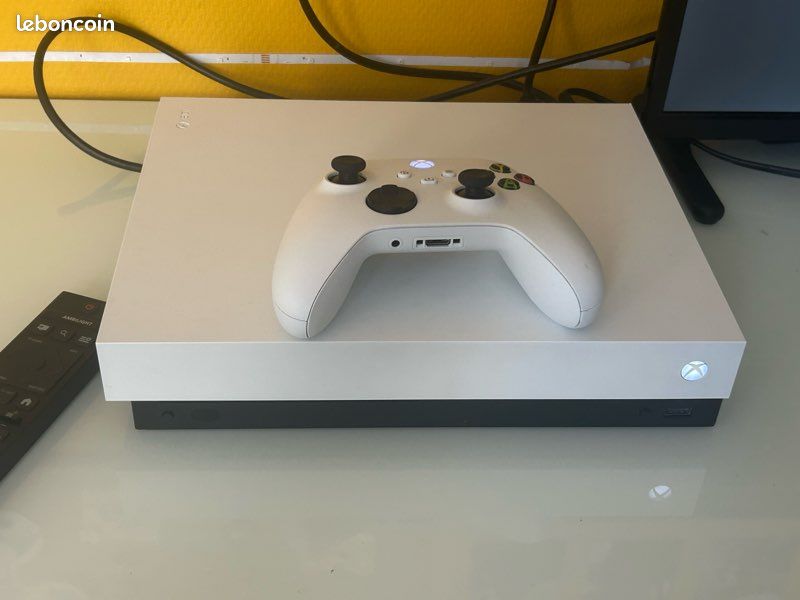 Xbox One S blanche 1 To, très bon état avec divers jeux (D'occasion) à