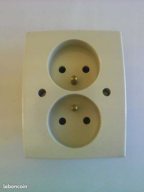 Doubles prises de courant 2p+T, 10/16 A, encastrées (image 1)