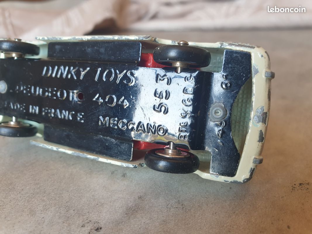 AU JOUET PARISIEN: Dinky Toys France Modèle n° 101 Peugeot 404 Junior