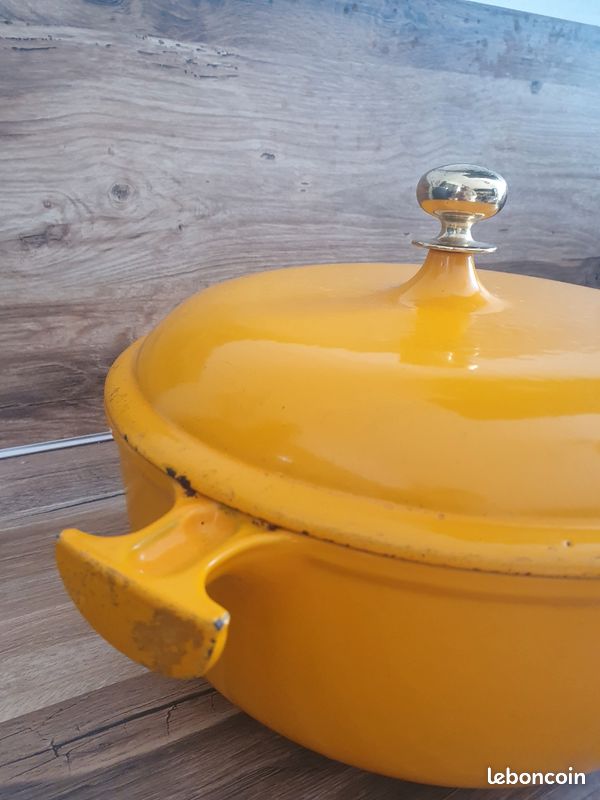 Caquelon Le Creuset en fonte émaillée orange avec poignée