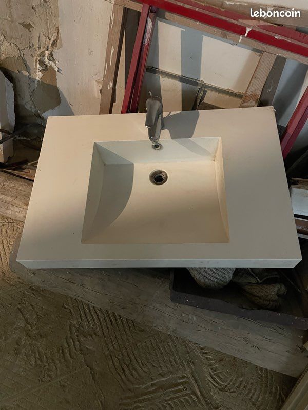 Lavabo en résine avec mitigeur (image 1)
