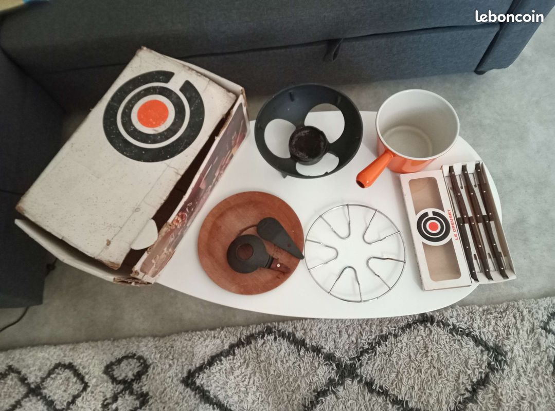 Service à Fondue Vintage Années 70 – Fonte émaillée – Décor Fleurs Et Coq
