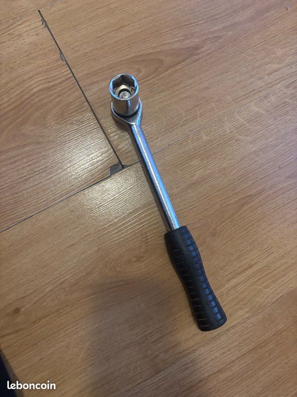 Clé à cliquet 19mm avec douille - Manche ergonomique - Outil mécanique & bricolage - Très bon état (image 1)
