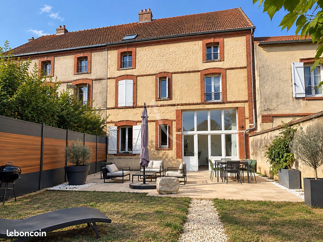 Maison 6 pièces 180 m² · à Auneau-Bleury-Saint-Symphorien · 180 m² · 399 000 €