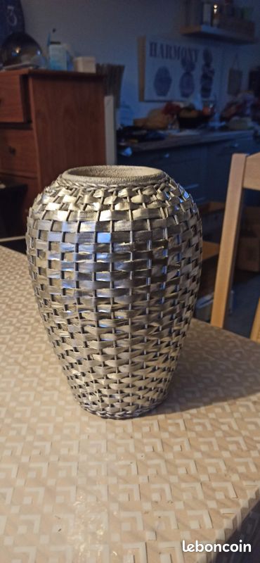 Vase en grès recouvert de rotin couleur argent (image 1)