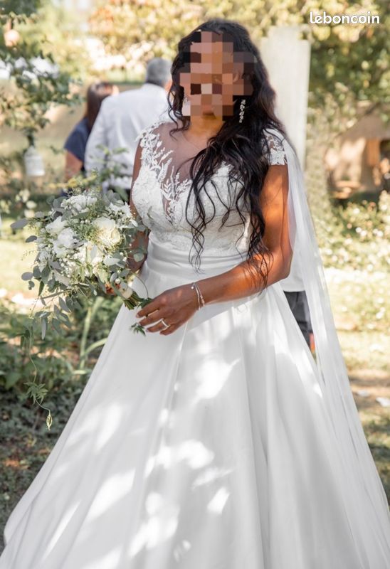 Robe blanc cassé neuve encore avec étiquette t 44/46 tissus crêpe avec