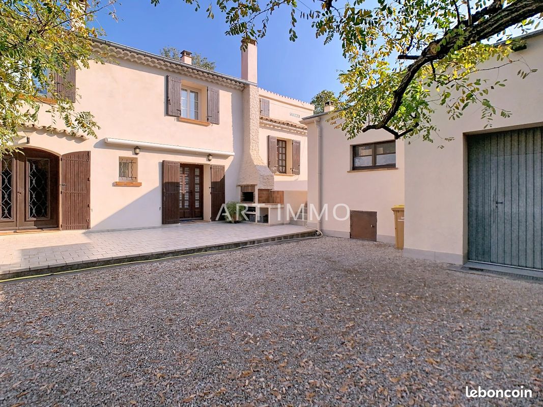 Maison 9 pièces 194 m² · à Taillades · 194 m² · 373 000 €