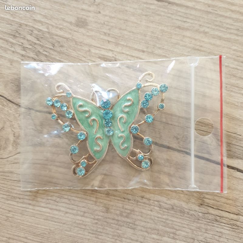 Broche papillon en métal argenté émaillé turquoise, strass bleus, 6cm (image 5)