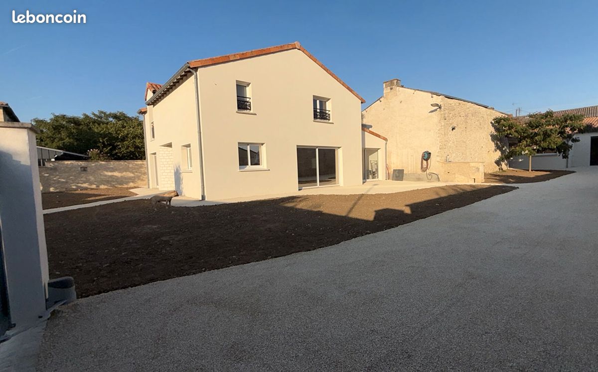 Maison 6 pièces 215 m² · à Neuville-de-Poitou · 215 m² · 359 000 €