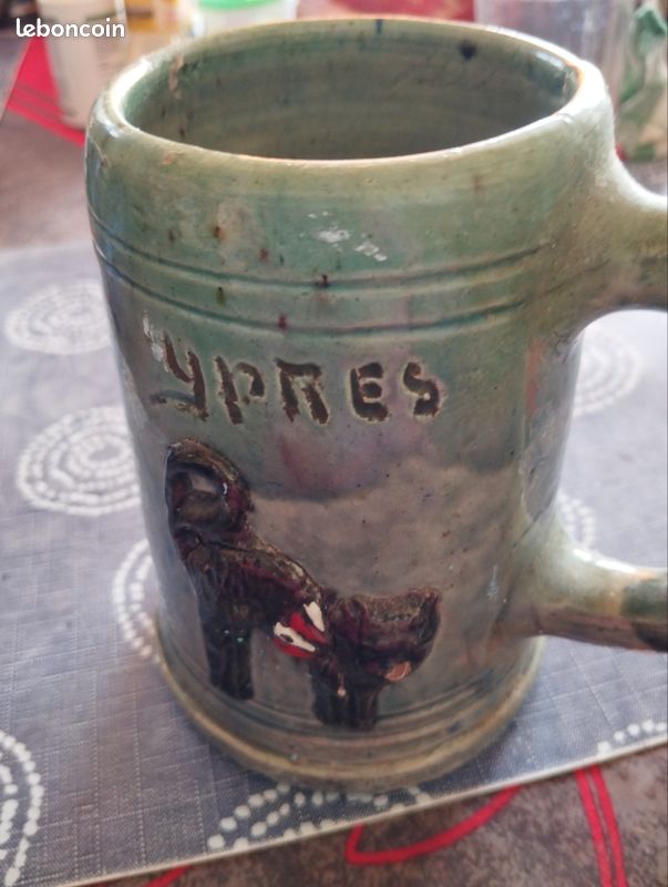 Broc en grès, couleur vert, avec un chat. Souvenir d'Ypres (image 1)