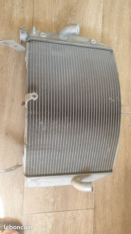 Radiateur 1000 gsx-s suzuki 2017 bon état (image 1)
