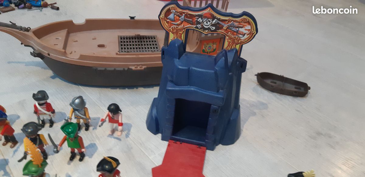 Lot 34 playmobil pirates (image 4)
