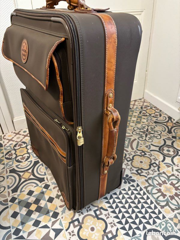Valise Marron Pour Voyager Sur Roulettes. Bagages De Vacances Et De Vol