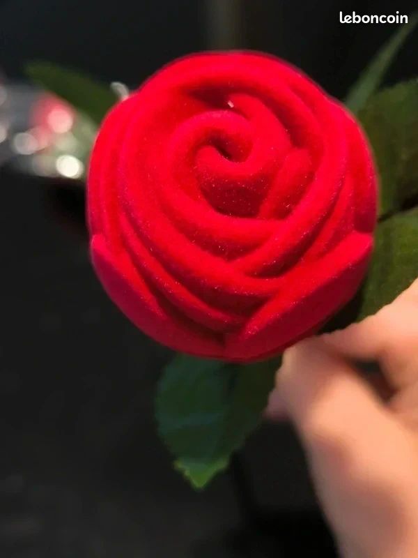 Écrin à Bague Rouge Velours – Forme Fleur Et Tige (neuf Sans Boîte)