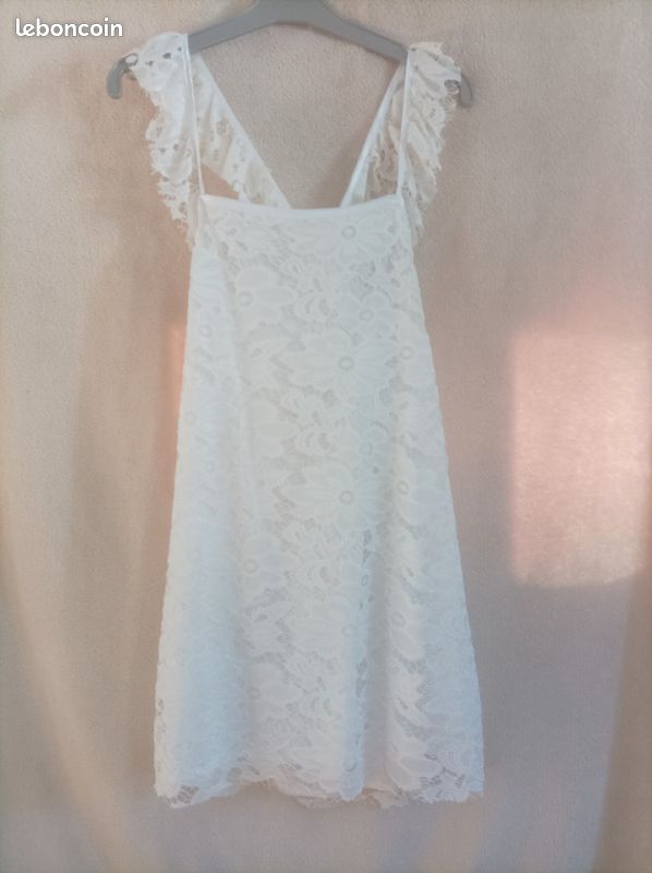 Jolie robe blanche à bretelles en dentelle (image 3)