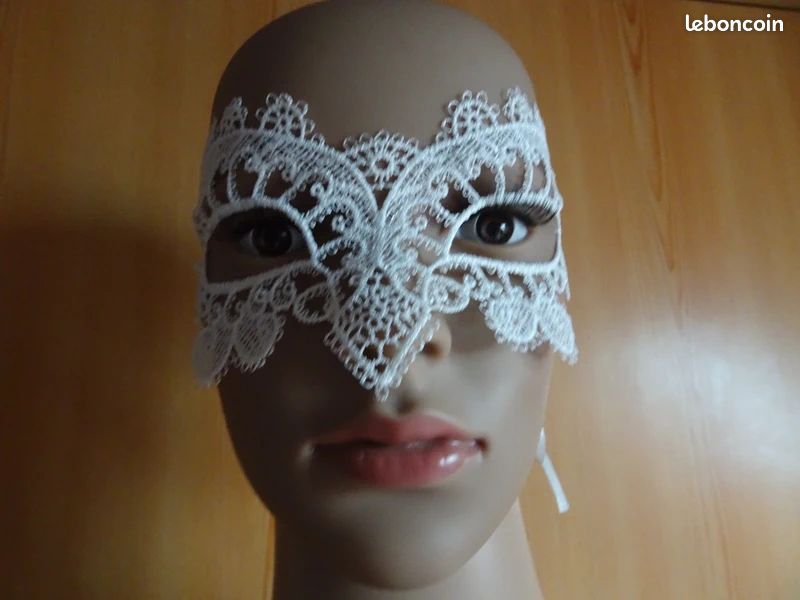 Masque blanc imitation dentelles neuf (image 1)