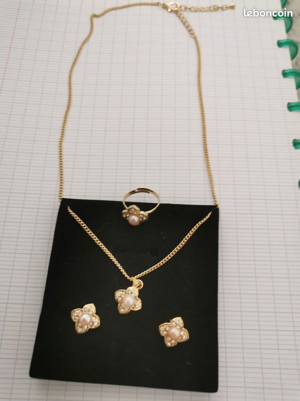 Je vend un ensemble de bijoux avec un collier des boucles d'oreilles et une bague en bonne état (image 1)