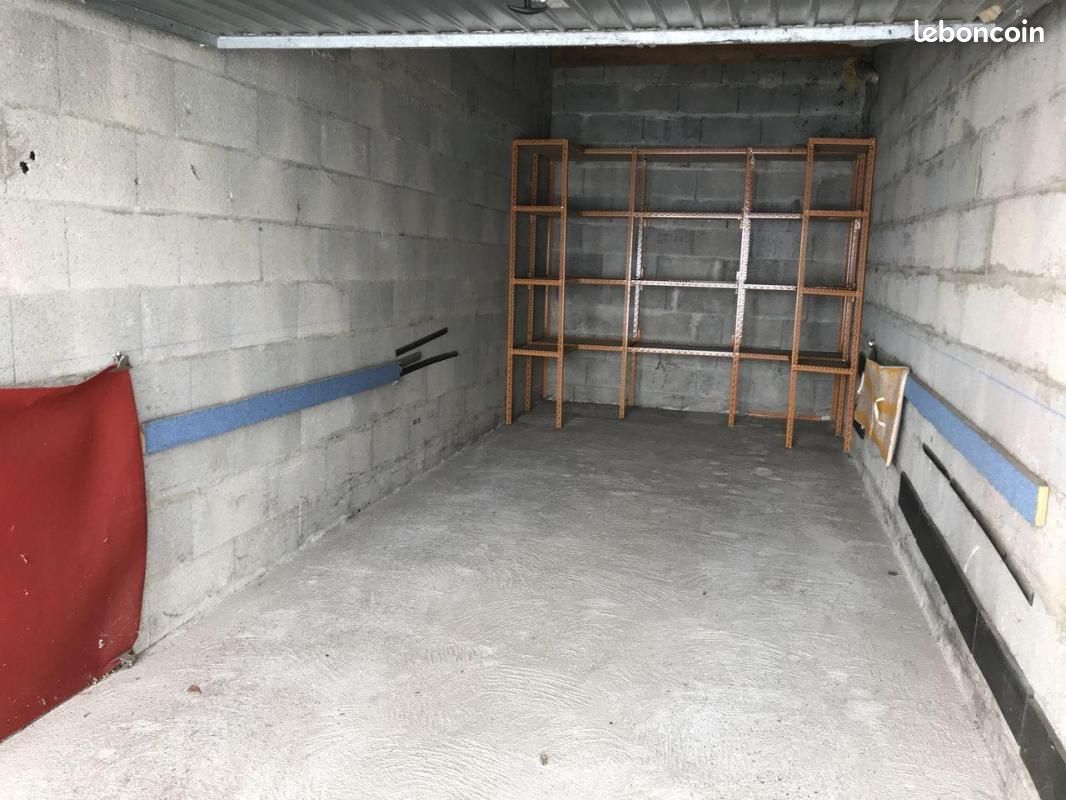 Parking 13 m² · à Tournon-sur-Rhône · 13 m² · 60 €