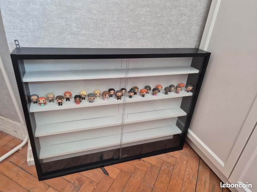 Vitrine à étagères (image 1)