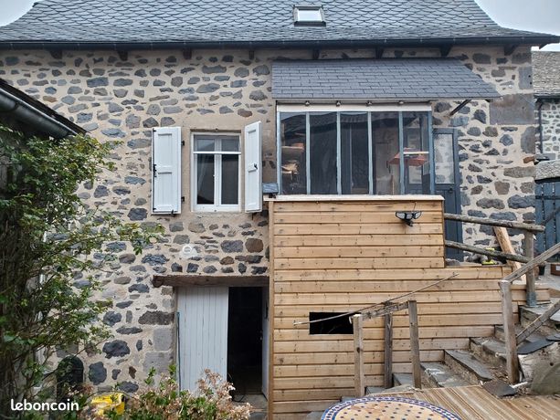 Maison de bourg avec jardin , garage, sous sol