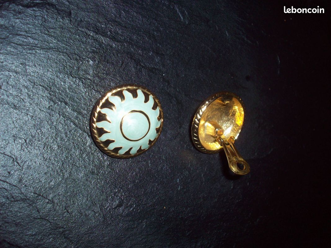 Boucles d'oreilles cabochon bombé doré avecmotif de Soleil en émail bleu clair nacré Vintage (image 4)