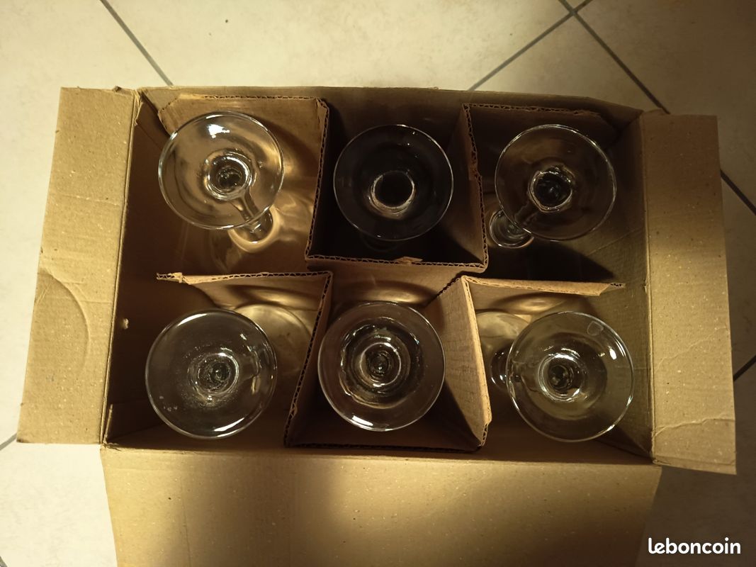 Lot de 6 verres dégustation
En parfait état (ils ont servi une fois ou 2)
Fournis avec leur carton d'emballage.
Remis en main propre (image 6)