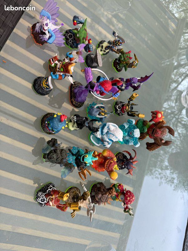 Lot Skylanders ~25 figurines pour console (Wii, PS3, Xbox, etc.) (image 1)