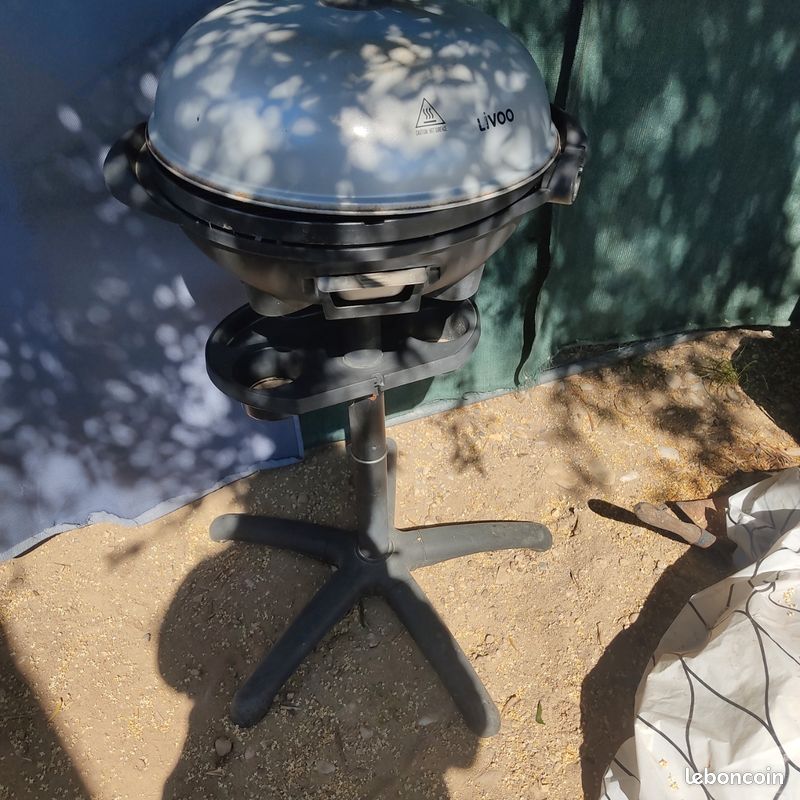 Barbecue NEUF couvercle abîmé par les intempéries jamais utilisé (image 1)