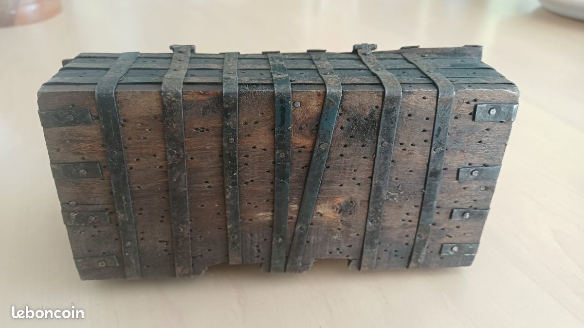 Coffret miniature ancien en bois et fer forgé / Coffre fort de maîtrise Art Populaire (image 5)
