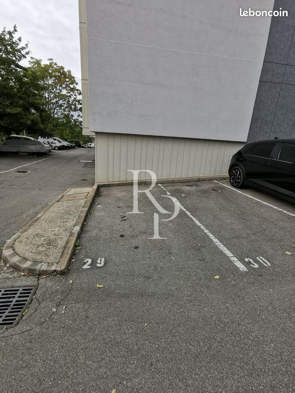 Parking/box Lyon · 50 €/mois