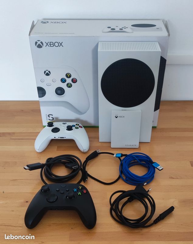 Vend xbox series s avec sa boîte originale + 2 manettes, câbles, extension de mémoire 2To (image 1)