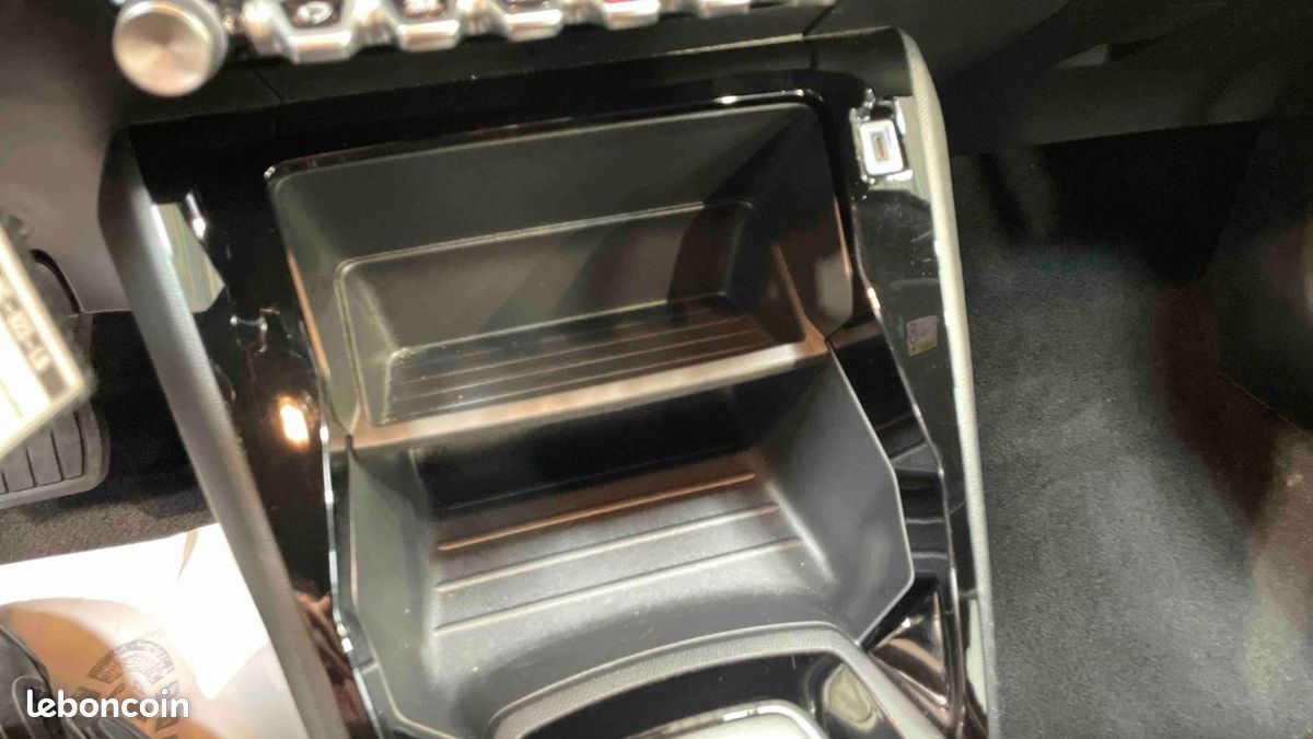 Peugeot 2008 Hybrid 145 e-DCS6 Style (image 18)