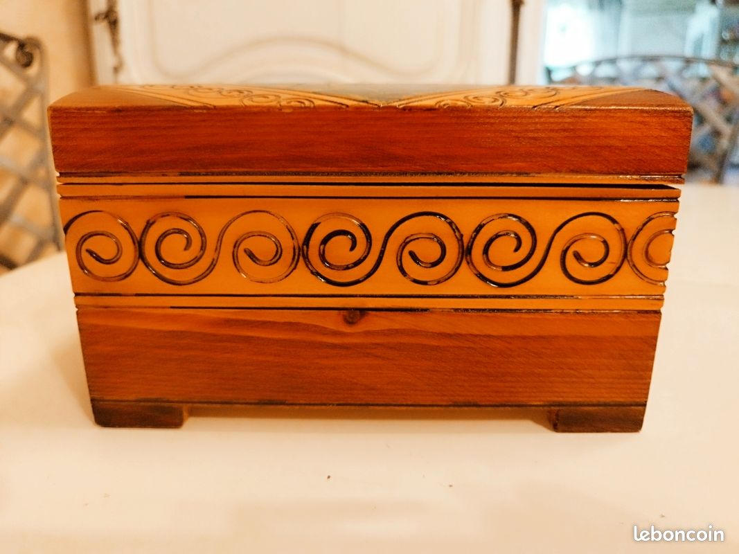 Boite à bijoux ou à secrets, en bois gravé (image 2)