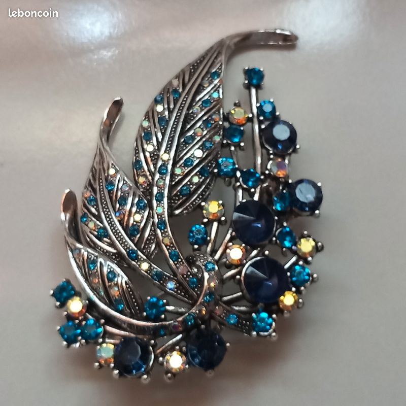 Broche Feuille Ancienne En Métal Et Strass - État Parfait, Occasion