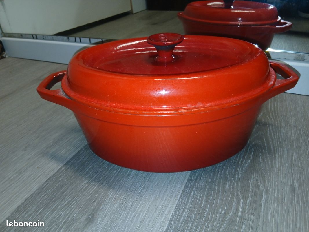 Cocotte Ronde En Fonte Émaillée Invicta Rouge - 25 Cm - Occasion à Nettoyer