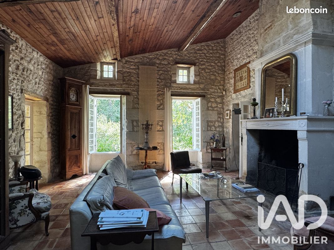 Maison 10 pièces 205 m² · à Saint-Bonnet-sur-Gironde · 205 m² · 250 000 €
