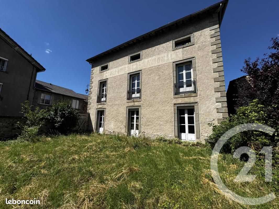 Maison 8 pièces 330 m² · à Saint-Julien-Chapteuil · 330 m² · 319 000 €