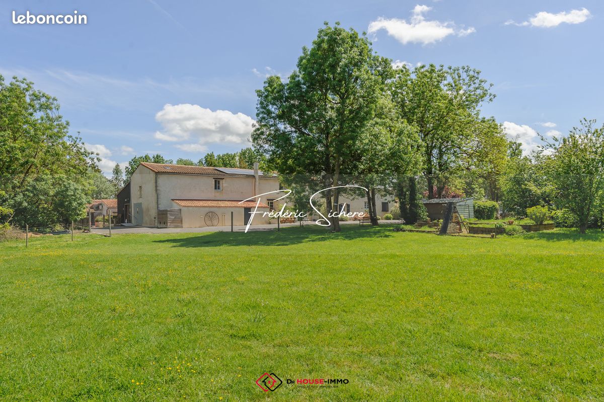 Maison 10 pièces 495 m² · à Marans · 495 m² · 699 900 €