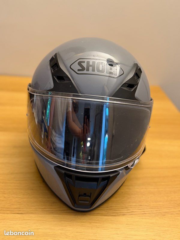 Shoei GT-Air Gris – Très Bon État – Option Cardo Packtalk Bold Vends casque Shoei GT-Air gris brillant en très bon état. Casque premium très confortable, silencieux et idéal pour touring, BMW GS, au (image 3)