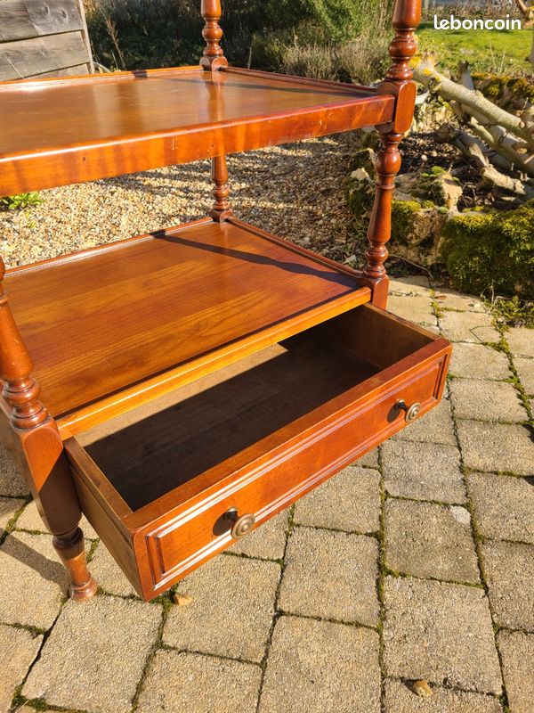 Guéridon à étages en bois (image 3)