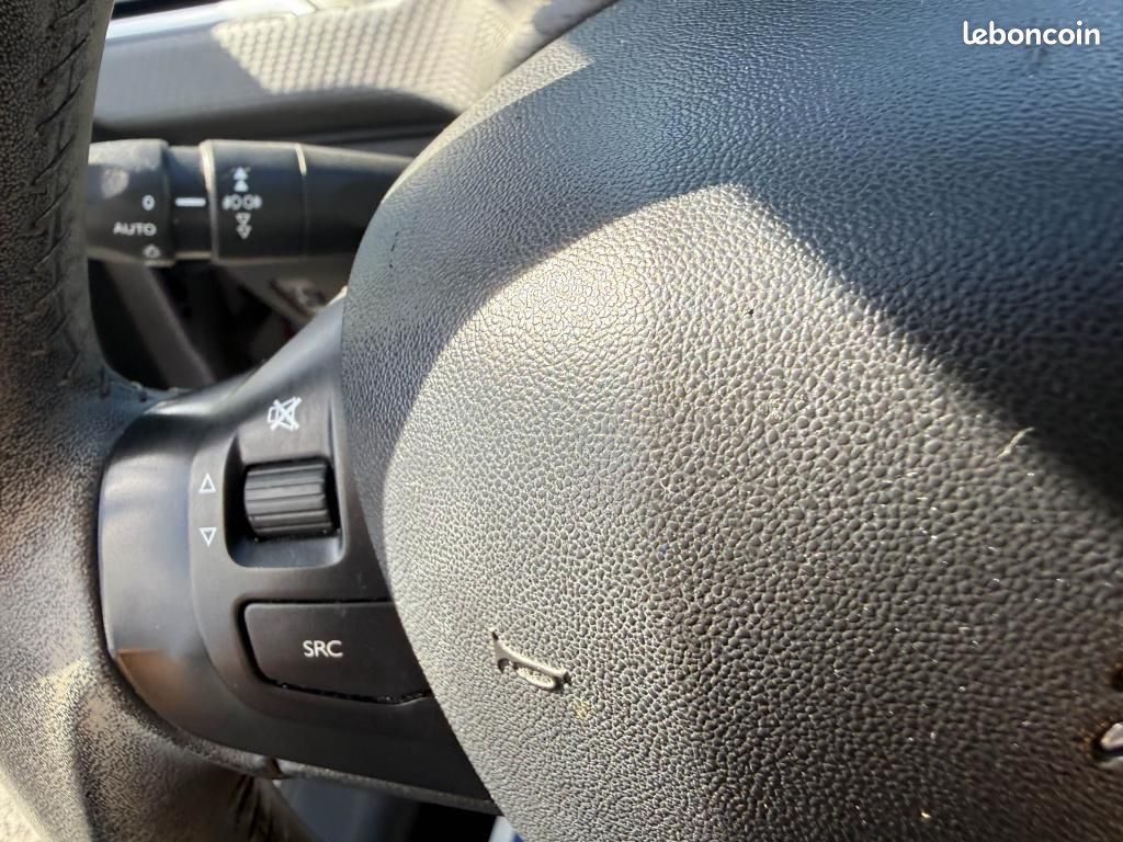 PEUGEOT 208 1.5 BlueHDi S&S - 100 Allure GPS + RADAR AR + CLIM (image 45)