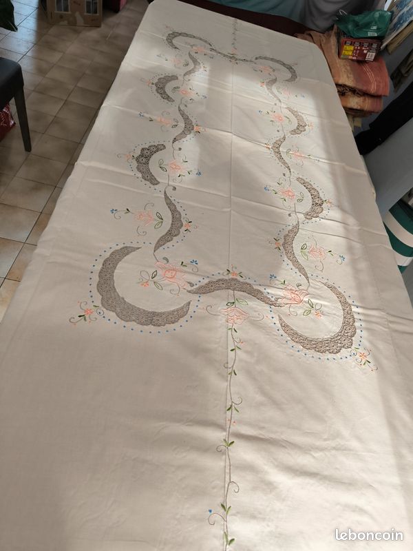 nappe ronde brodée main avec 8 serviettes - diamètre 170 cm