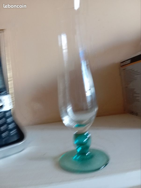 Vase flûte au pied vert très fin pour accueillir rose (image 1)