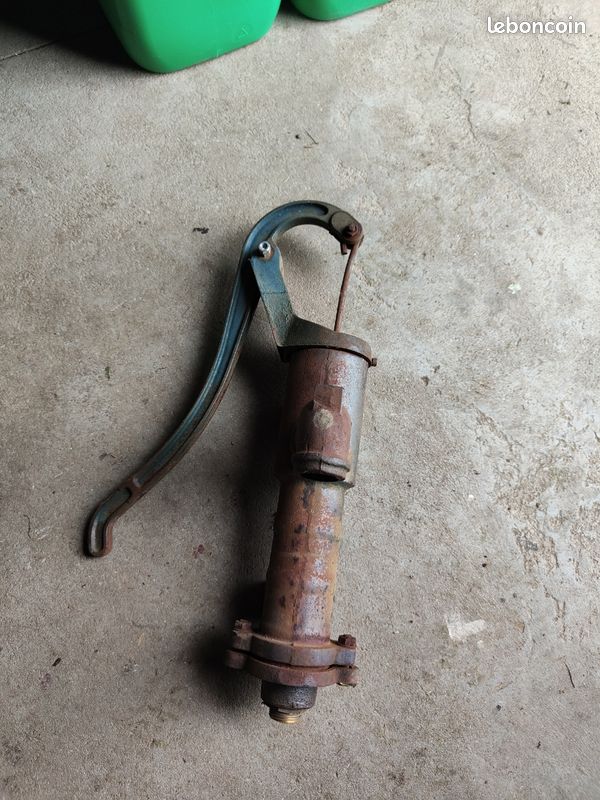 Vend ancienne pompe a main en fonte (image 1)