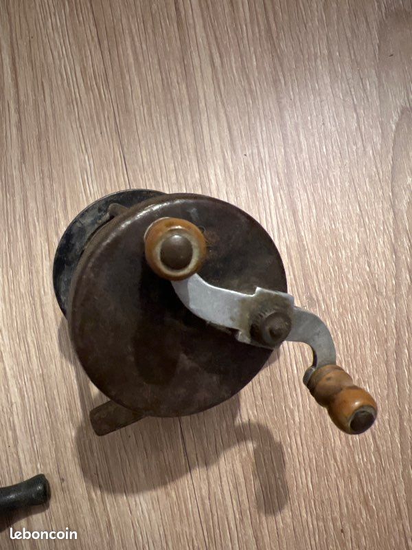 Moulinets de pêche anciens noirs pour pêche à la cuillère