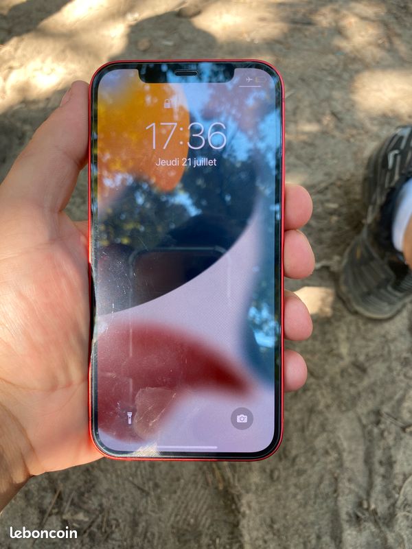 IPhone 12 rouge (image 1)