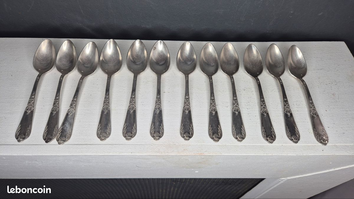 Lot De 12 Grandes Cuillères à Dessert Métal Argenté – Décor Fleur De Lys Et Motifs
