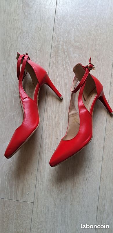Chaussures à Talons Hauts Rouges Avec Pointes Argentées - Pointure 3.5 - Marque Odeon - Neuves Sans Boîte