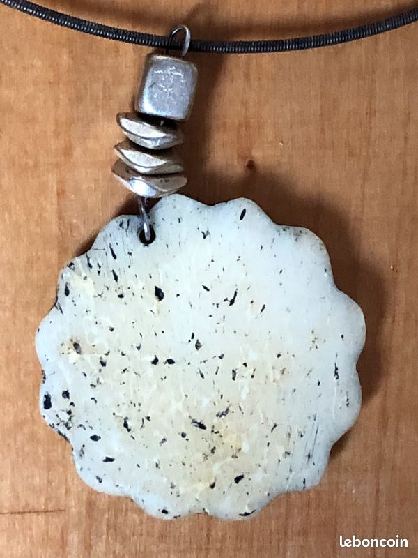 Collier inspiration tribal – pendentif nuances de bleu – très bon état (image 3)