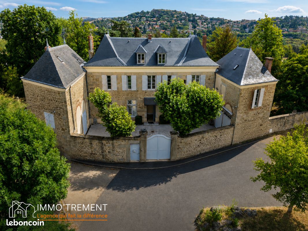 Maison 14 pièces 590 m² · à Villars · 590 m² · 690 000 €